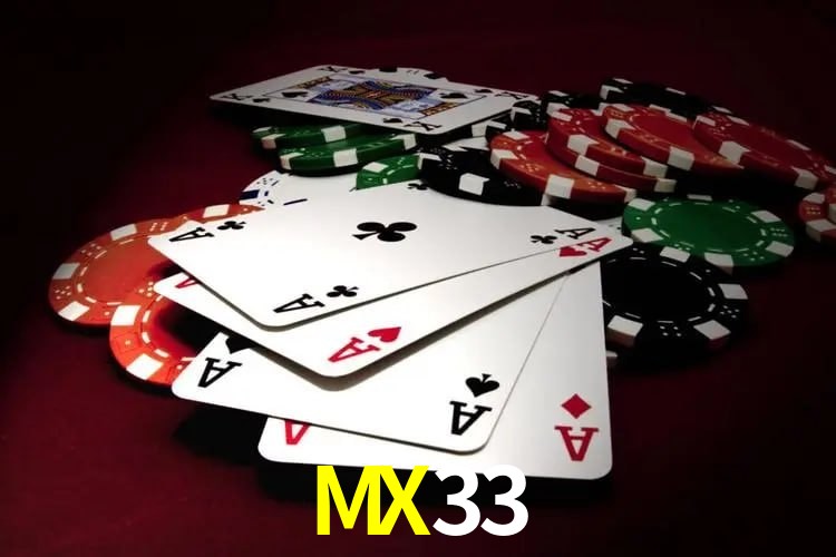 Escena dinámica inspirada en casino con iluminación MX33, cartas, fichas e íconos de juegos digitales en un espacio moderno de juegos.